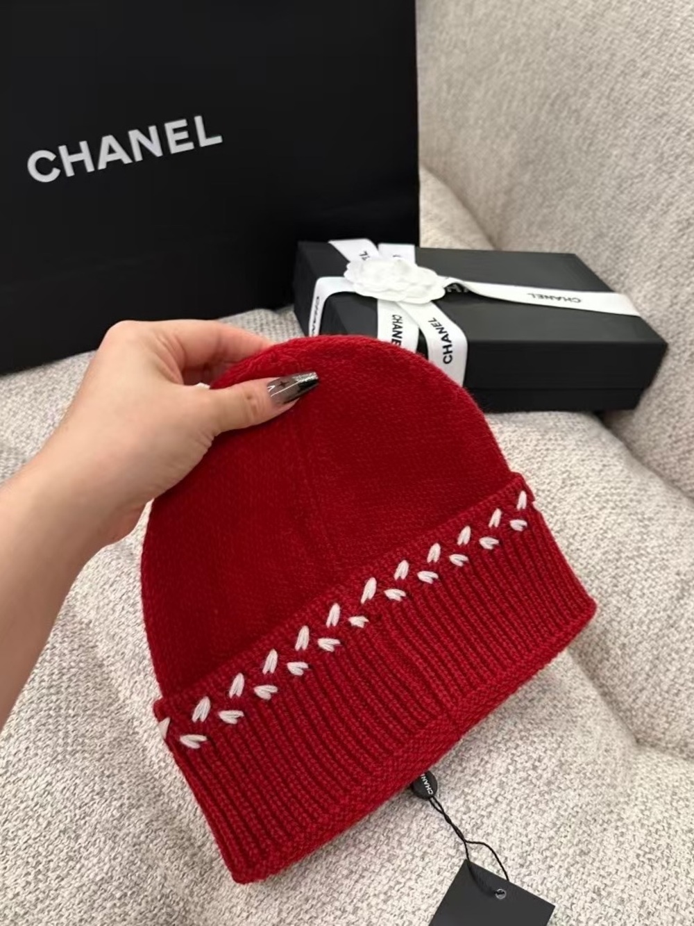 CHANELL Red Knit Beanie with White Hats - Picture 5 of 6